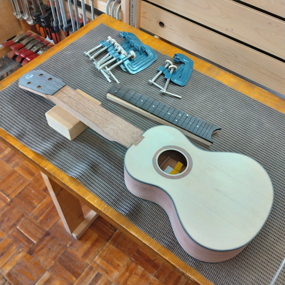 olushinne's tweet photo. 新しいウクレレの製作も指板の接着まで進んでいます。 https://t.co/Ctcf73DT74