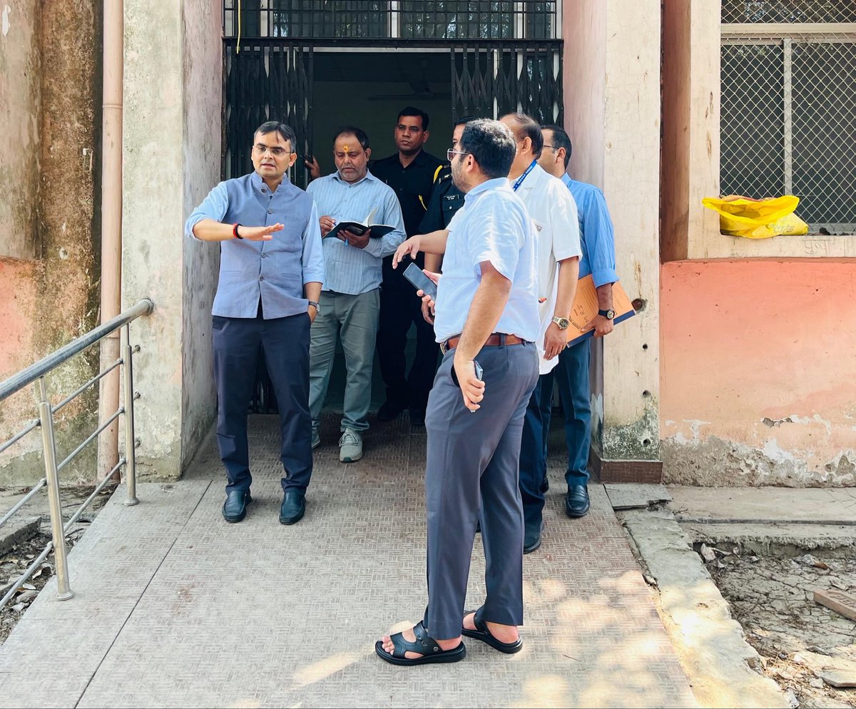 VaranasiCdo's tweet photo. जिलाधिकारी महोदय के साथ दीन दयाल उपाध्याय  हॉस्पिटल, जनपदीय महिला चिकित्सालय कबीरच���रा एवं एस एस पी जी हॉस्पिटल कबीरचौरा का औचक निरीक्षण किया एवं आवश्यक निर्देश दिए । https://t.co/BUGaBpnBpN