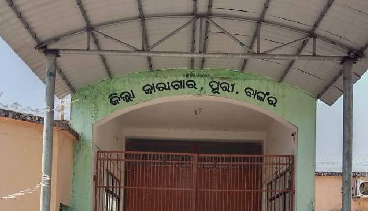 OrissaPOSTLive's tweet image. Suspicious death of an undertrial prisoner at Bangar District Jail in Puri sparks outrage, with family alleging custodial torture and calling it “murder in custody.

#CustodialDeath #Bangar #Puri #Odisha #OrissaPOST

📲 Follow Orissa POST – Odisha's No. 1 English Daily 📰✨
