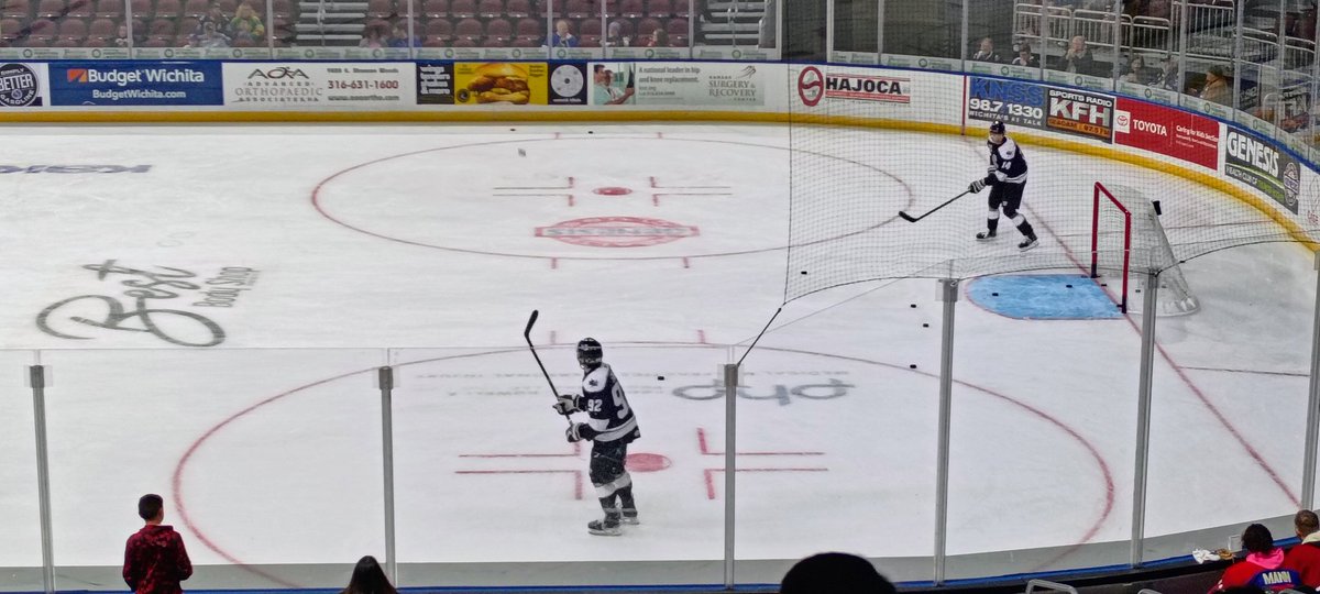 LeviG999's tweet photo. @Skullz_Skeleton Just the hockey game I went to with my sister, mum, and dad, only 2 players were left on the ice https://t.co/Pn4iyKWx58