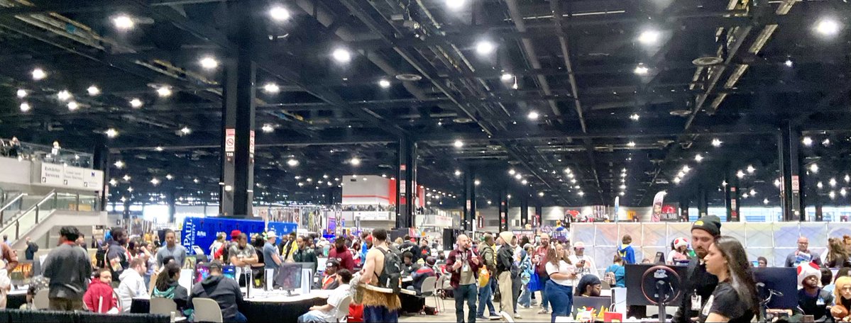 ◆【C2E2 2026】の会場：シカゴ　マコーミックプレイス。2回目のサイン会終了後、広い会場を一巡し、ディナーを済ませホテルに帰還。シカゴ晴、22:50。日本は昼の12時50分？