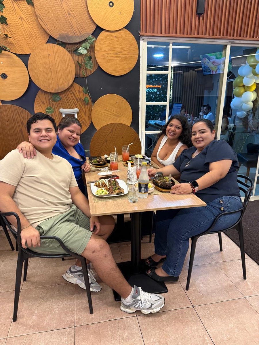La más consentida de la familia de mi novio, primer año pasando el cumpleaños juntos y ha sido el mejor de mi vida, gracias a las tía de mi enamorado por hacerme sentir siempre parte de la familia ❤️