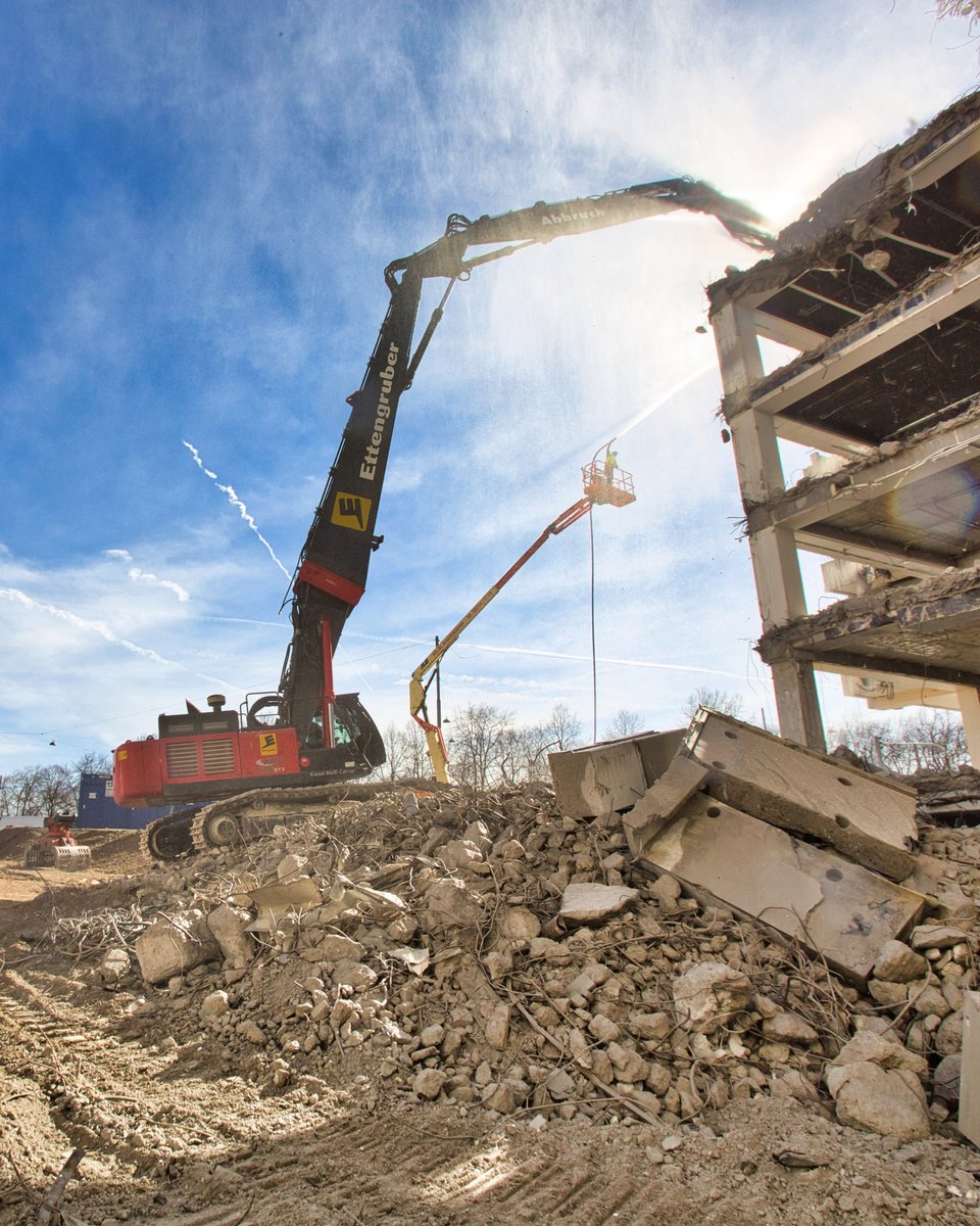 🧰 Mobile toolbox……on tracks or wheels, with breaker or pile driver, tank ventilation filter and hydraulic cylinder.
🦾 With the right attachments and hydraulic components, construction equipment becomes a specialist for a wide range of tasks.
