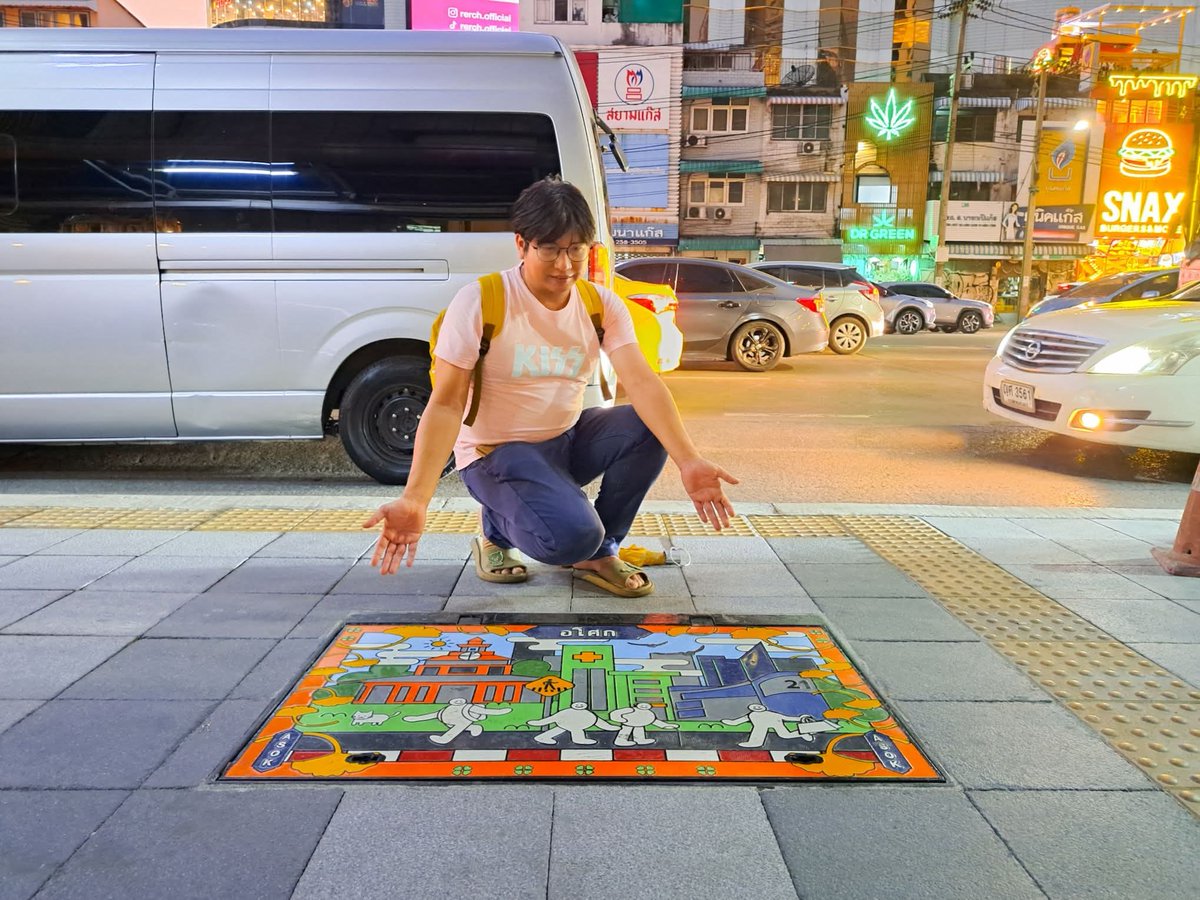 TiewLikeSara's tweet photo. ก้มมองพื้นดี ๆ…อาจเจองานอาร์ตกลางกรุง 🎨
“Sook Asok” เปลี่ยนฝาท่อธรรมดาให้เป็นงานดีไซน์สุดเก๋ เดินจาก MRT เพชรบุรี → สุขุมวิท เพลินเหมือนล่า hidden gem 💛

#SookAsok #สุขอโศก #BangkokHiddenGems
#เที่ยวLikeสาระ https://t.co/Lmvgk8Wyet