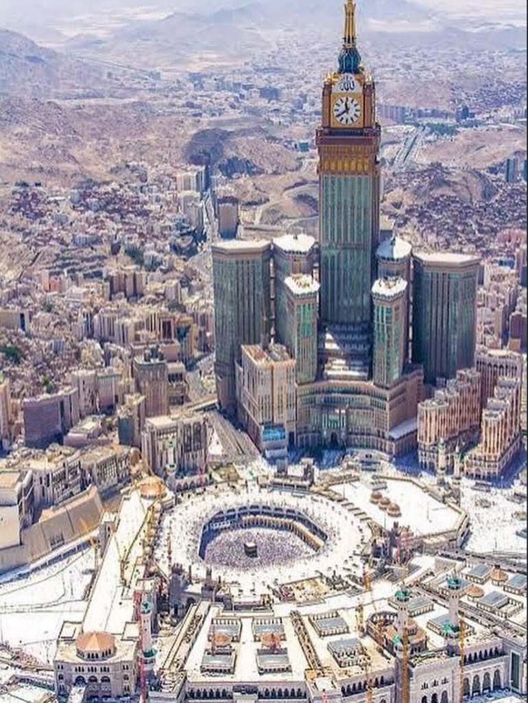 من صفقة ل أغلى وأطهر  بلد المملكة العربية السعودية 🇸🇦 
في كل مرة تمر المنطقة بعاصفة سياسية أو توتر جديد، تعلو الأصوات من كل مكان.
يتحدث البعض كثيراً، يطلق التحليلات، ويكتب آخرون كلمات مليئة بالشماتة، حتى من بعض العرب في دول أخرى، ومن أصوات بعيدة في أمريكا وغيرها. يظنون أنهم