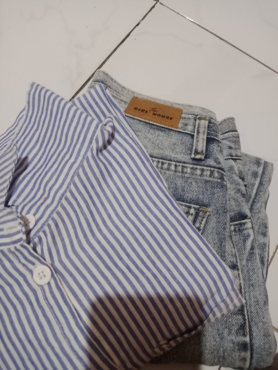 138nanajae's tweet photo. gess ayo dibelii lagi bu banget😭😭 bisa oyen yaa
kemeja salur denim 15k
jeans 37k
shoulder bag 15k (cm di pake sekali) https://t.co/nTCuFctZ5T