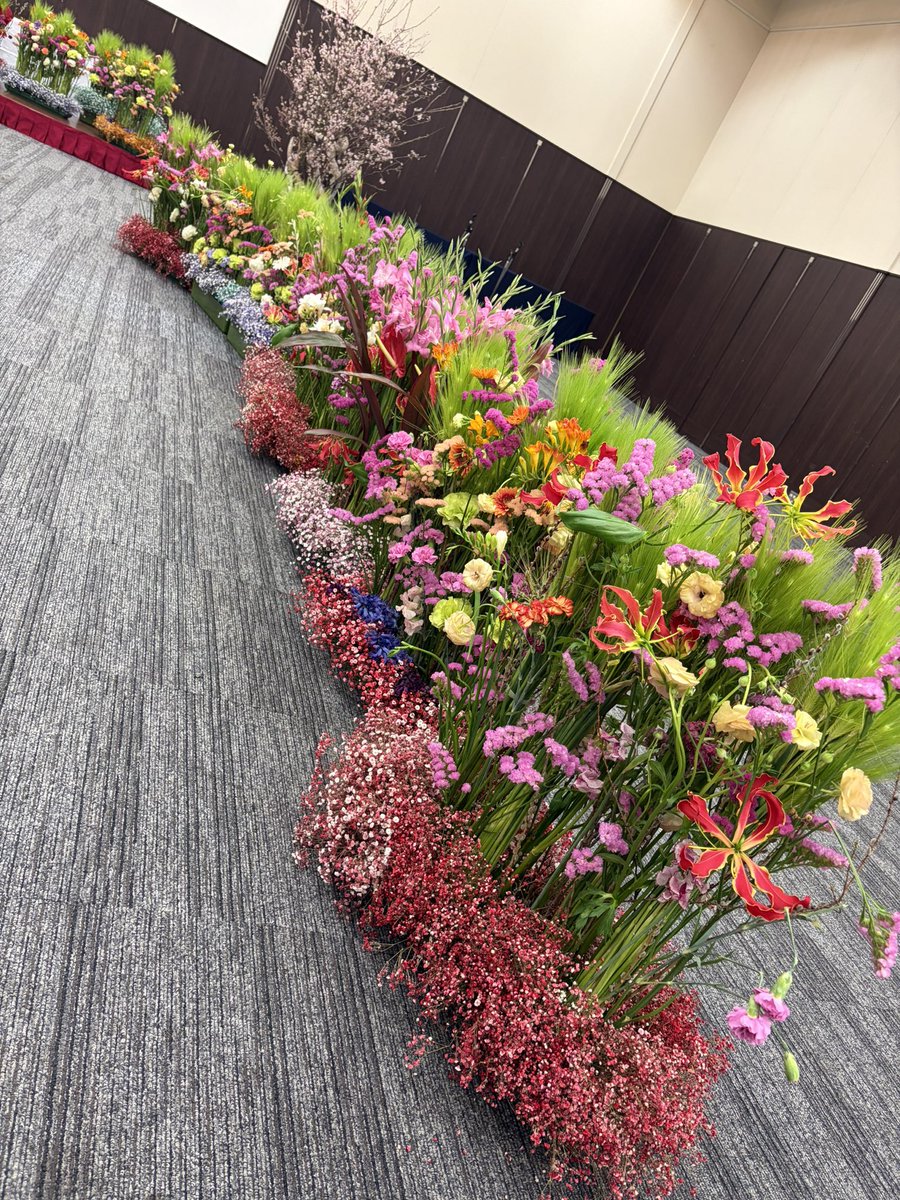 zozpop00's tweet photo. 熊本テルサ会場装飾 幼稚園型認定保育園 こども園 ことう、ことうだいに、とうぶ、にしばる、合同卒園式 #会場装飾 #flowerartist #flowerdesigner #熊本花屋 #子飼花屋 #中島幸人 https://t.co/EjW5jjvmzt