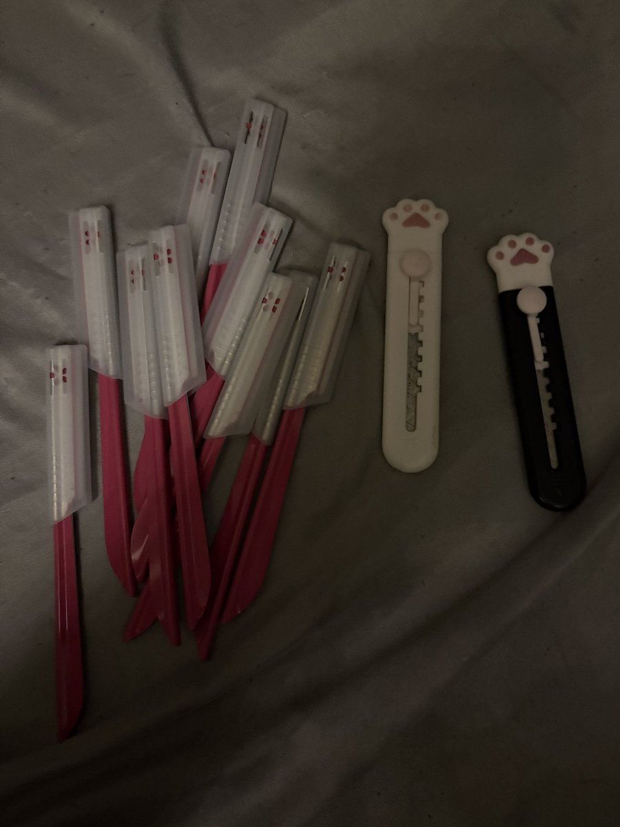 cometcomi's tweet image. #graduated from box cutters i’m boutta nut 🤤