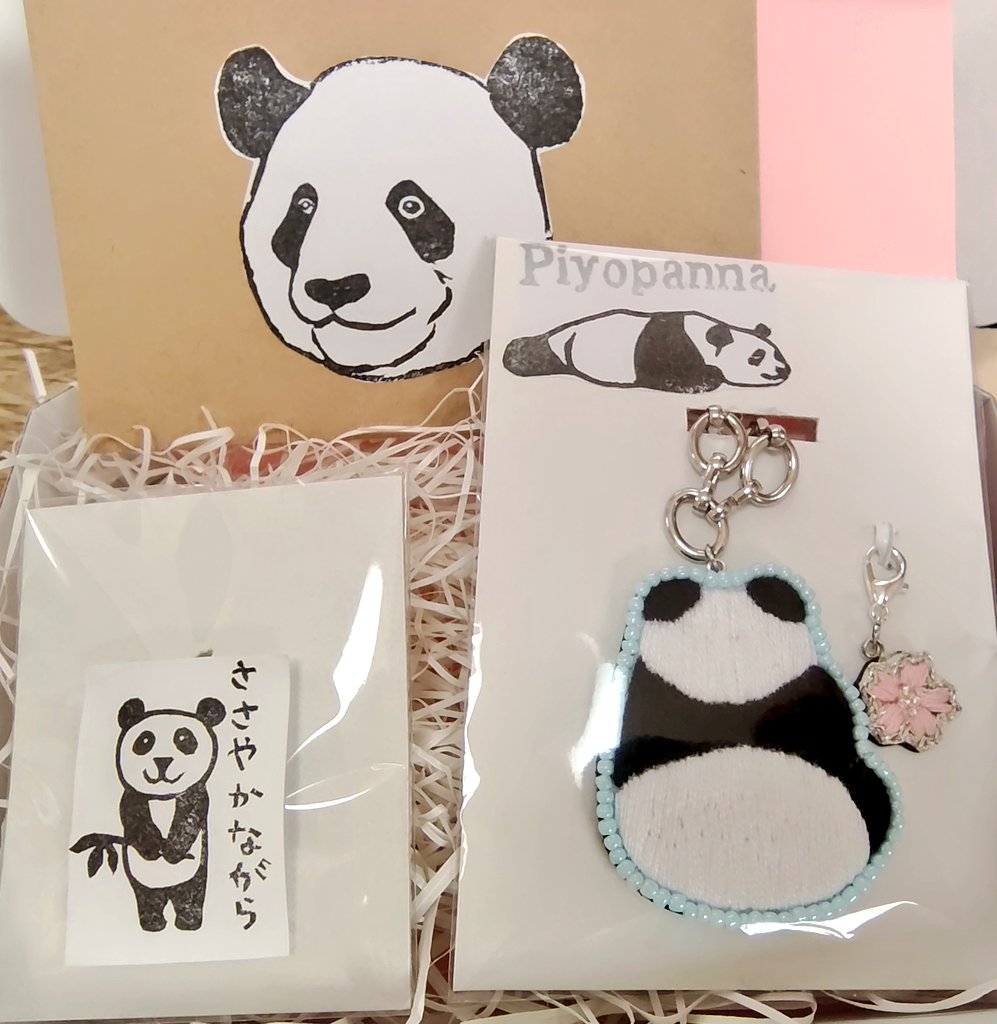piyopiyotasan's tweet image. いつも♥やリポストをありがとうございます
昨日はオーダーしていただいたバッグチャームと🌸のチャームを、心を込めて発送させていただきました　喜んでいただけますように…😊
minne.com/@romeojuliet
#刺繍
#パンダ
#panda
#シャオシャオ
#上野動物園
#ハンドメイド
#minne
