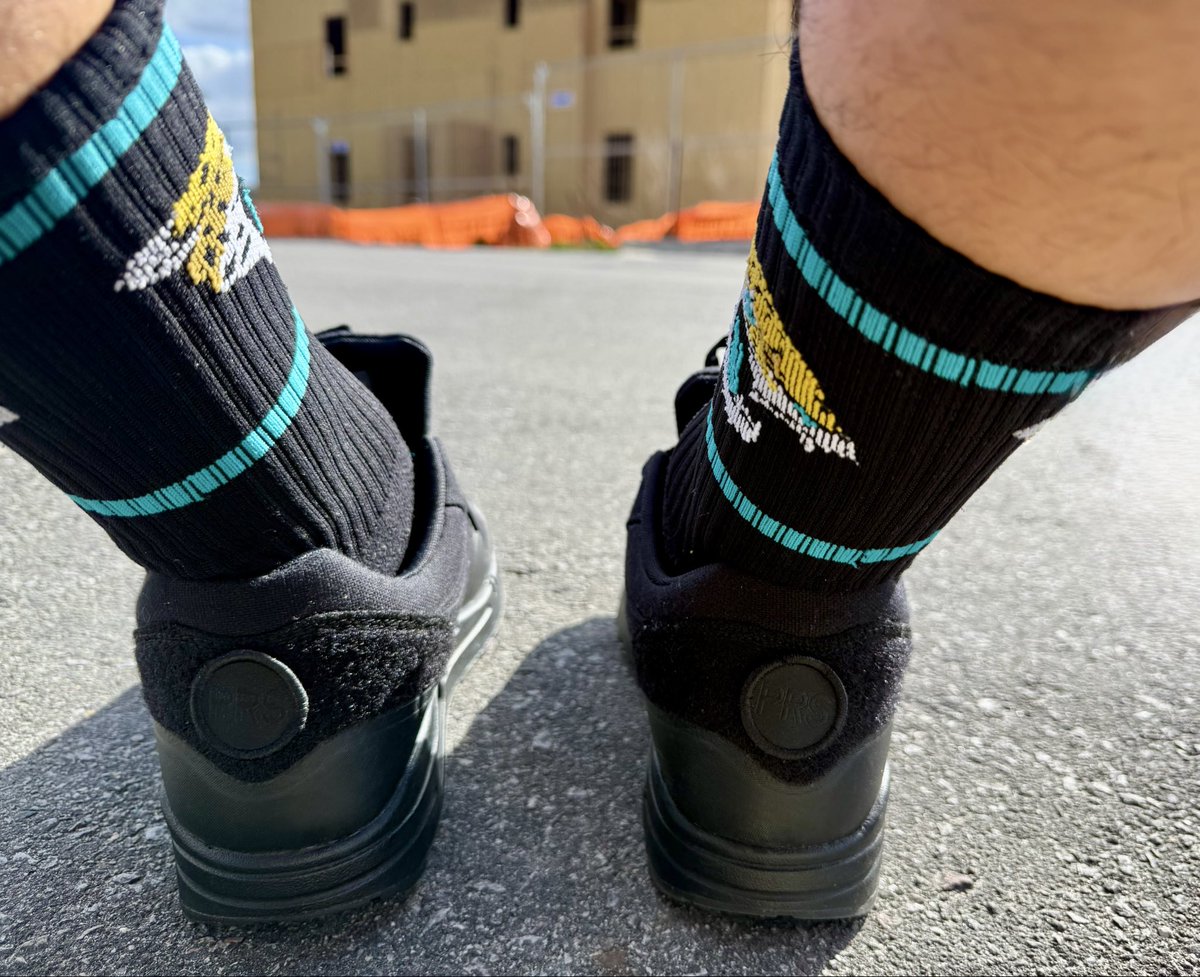 FTWhizzle's tweet photo. Day 29:
Positive vibes - donβt let the enemy knock you off of your pivot.
Patch Black πΊπΈ
@Jaguars @Nike @nikestore @iAmTMCII @ANT_NYC1
#airmaxness #airmxmonth https://t.co/59NWMPTaaw