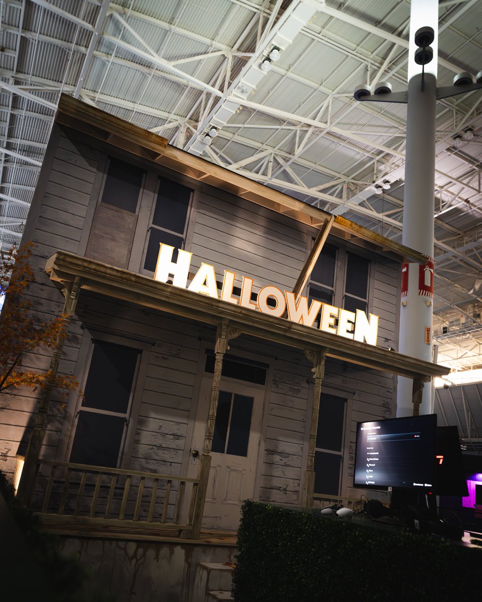 Halloween tweet media