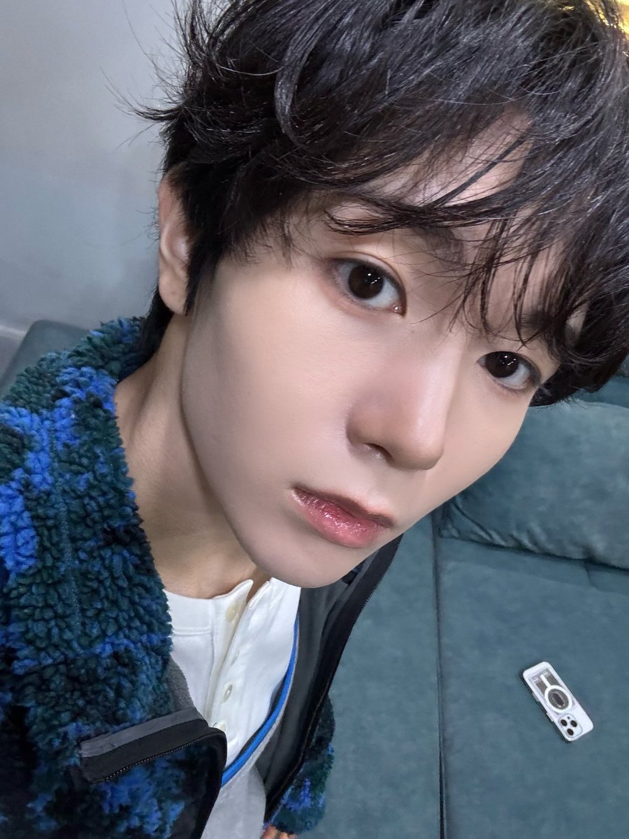 りょさんのセルカに映り込むユウシさんのスマホ