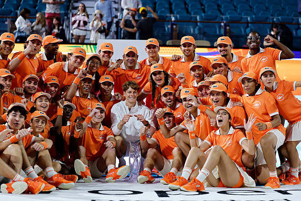 christophclarey's tweet image. Photo of the Day

Sinner sharing his Sunshine Double

📸Carmen Mandato 

#atp #tennis