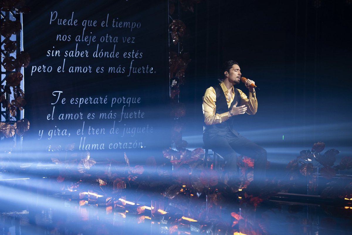 Canal_Estrellas's tweet photo. Es impresionante cómo a la voz de #AlexFernandez le quedan todos los géneros ¡Qué regalo nos da hoy #JuegoDeVoces ! 🎤✨ https://t.co/gGodQbbQkt