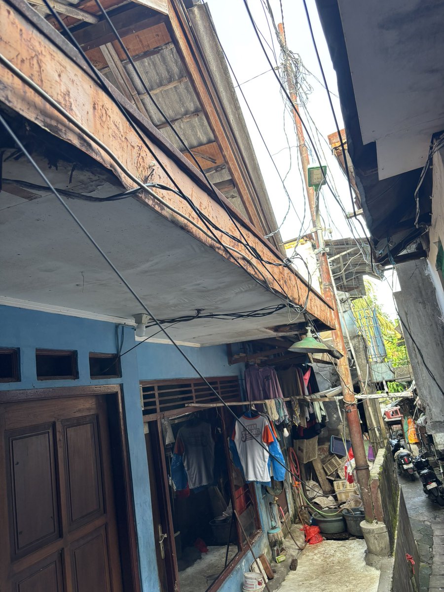 dheecious's tweet photo. @IndiHomeCare tolong dong kak ini kabel menjuntai banget sampe ke jalan https://t.co/5vkzUCQlfX