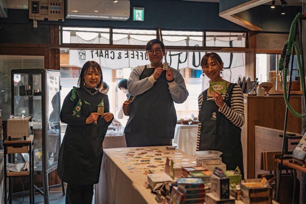 plazagifu's tweet photo. #宿木マルシェ、ありがとうございました。素敵な出店者さんたちに混ぜていただき、嬉しいご縁に恵まれた1日に。お客さんもあったかくて、ほっこり楽しい時間でした☺️たくさんの方に #YAONE で楽しんでいただけてよかったです🥰私たちも食べて飲んで買い物して、満喫できました😊ありがとうございます✨ https://t.co/2wFoV2U2bO