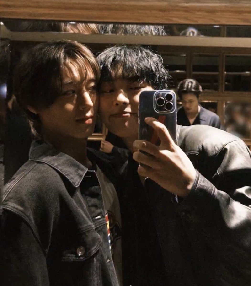uloveh_'s tweet photo. 오늘 셀카가 진짜 에바인게 뭐냐면
여태까지는 늘 연상은 제자리에 가만히 서있고 욱이 카메라가 찾아가는 방식의 셀카였거든?
오늘은 근데 연상이 까치발들고 본인 후드모자가 욱이 머리에 닿아서 눌릴때까지 앵겨서 찍음 https://t.co/QAVGZzRhrG