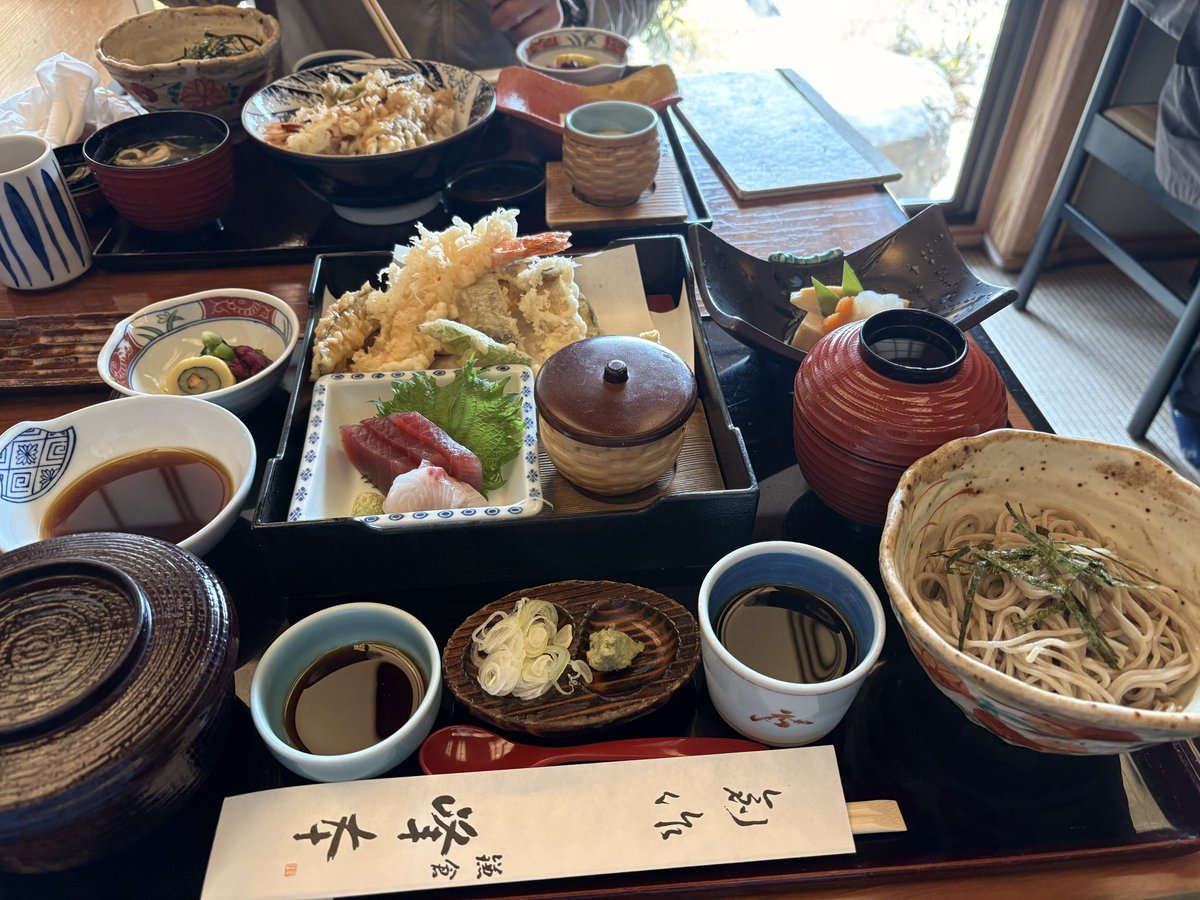 rejoice0505's tweet photo. 鎌倉 源氏山公園
山頂の桜と大輪の椿。
鎌倉霊園 近くの峰本の細い蕎麦。
日本て良いなぁ。

#桜の季節 https://t.co/zk3c1pvDxk