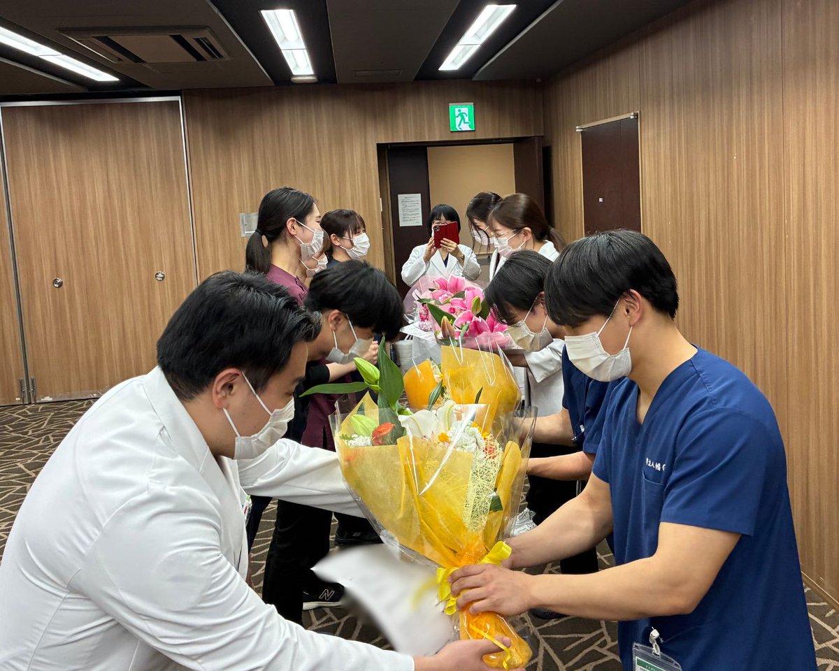 yahataHP's tweet photo. 3月24日、令和7年度初期研修医の修了式を行いました！
2年前、緊張した様子で当院に入職された先生方。今では自信を持って患者さんと向き合う姿がとても頼もしく感じられます。当院での経験が、これから歩まれる医師人生の支えとなることを願っています。
修了おめでとうございます！ https://t.co/PMRpk5T19c