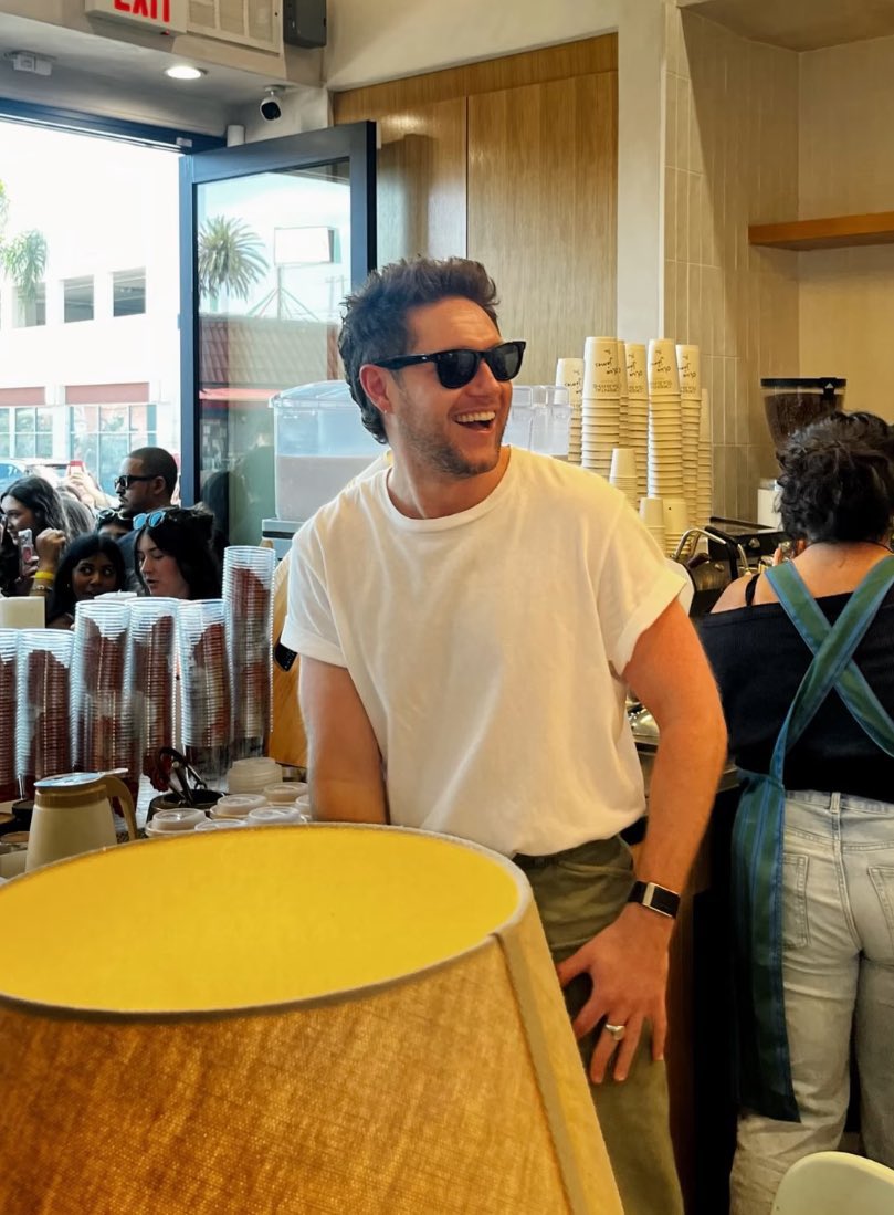 gunjan is at a dinner party tweet media