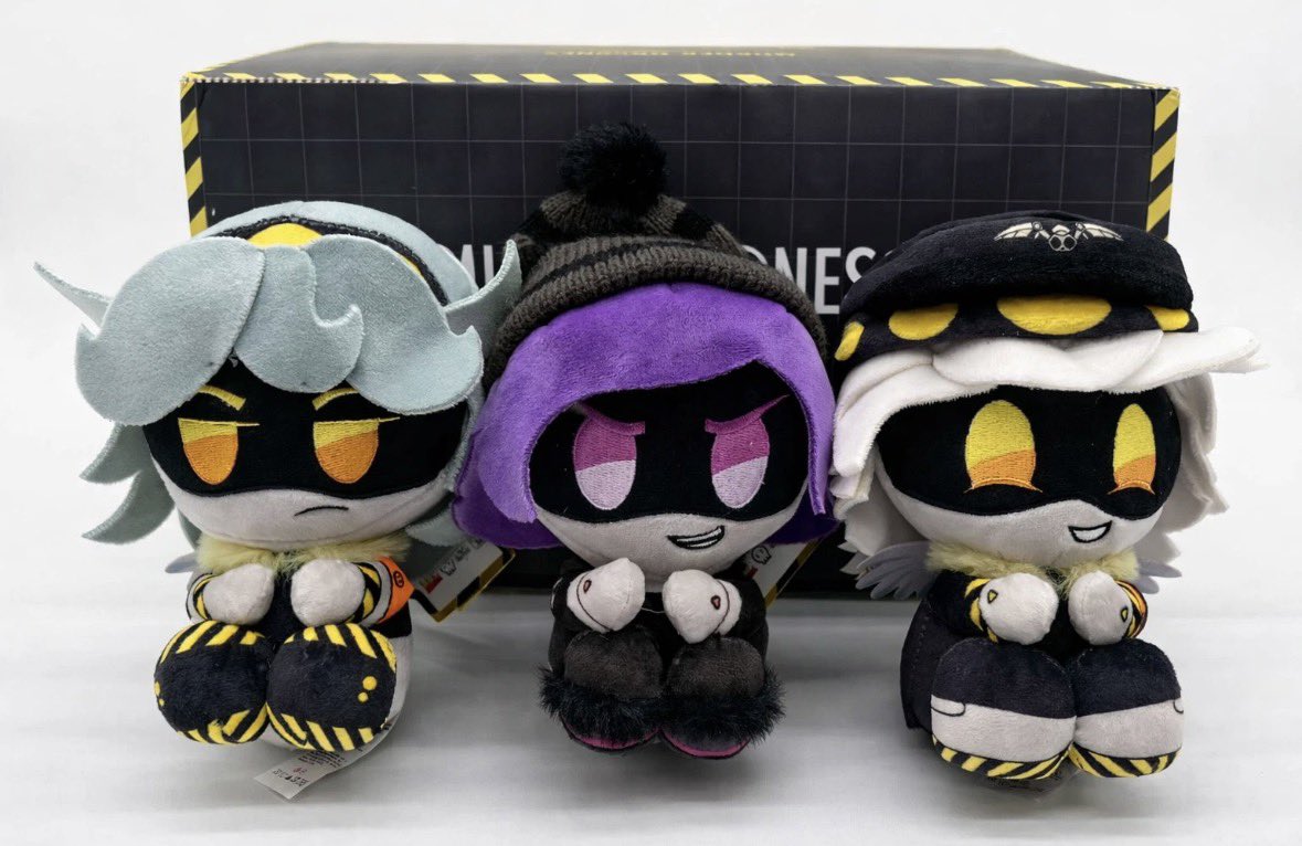 ThatSmolWolf's tweet photo. WE HAVE MORE PICTURES!!! SOME ARE BEING SOLD ON EBAY RIGHT NOW https://t.co/4eYpxcWLI4