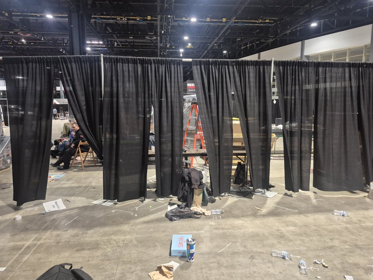 Absolute Comics Little Giant Show B9/C9 tweet media