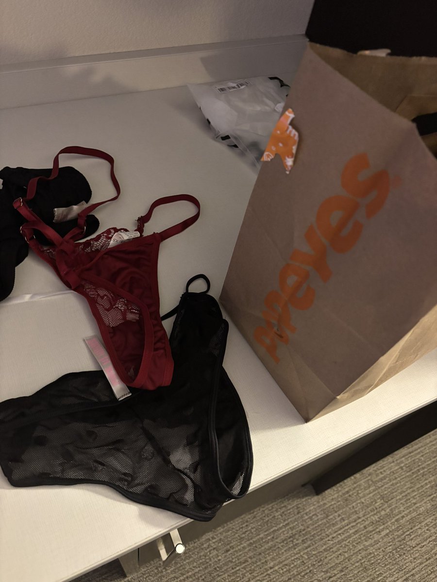 its_bea_xo's tweet photo. Someone just paid for my Uber Eats so they could save me the trip and do a session with them 🤭💕love this. Whose next!!
#nsfwtwt #findom #buyingcontent https://t.co/2vyCjzxrJu