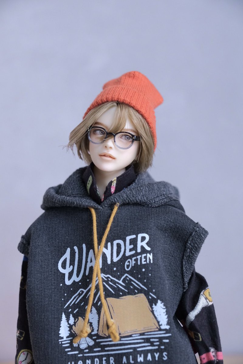 nu_cha1il8mm's tweet photo. 先日のI DOLLや過去のイベント、通販でご縁頂いたお品もの
なんかもうだいすきだーってなりながら撮った

帽子 赤いカメラさん @Riyuma_Y 
眼鏡 nico*さん @nico_miniature 
ｼｬﾂ Puf&amp;Cool oojanさん @puff_cool 
ｽﾞﾎﾞﾝ Flapperさん @Flapper0919 
ﾍｯ��ﾞ ひなたなをさん @AikoCustomdoll https://t.co/gEwa7g9H4K