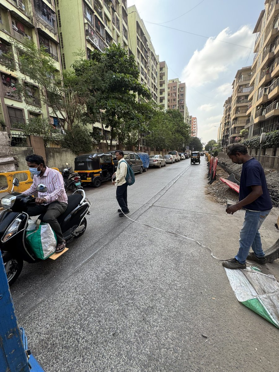 tabrej's tweet photo. Your engineers should do proper planning before digging an important road, especially near a hospital. Please remove parking on the other side to avoid traffic and ensure smooth access until the work is completed @mybmcWardL @mybmc @AshrafAzmiMH @VarshaEGaikwad https://t.co/XQEZ2uoSgs