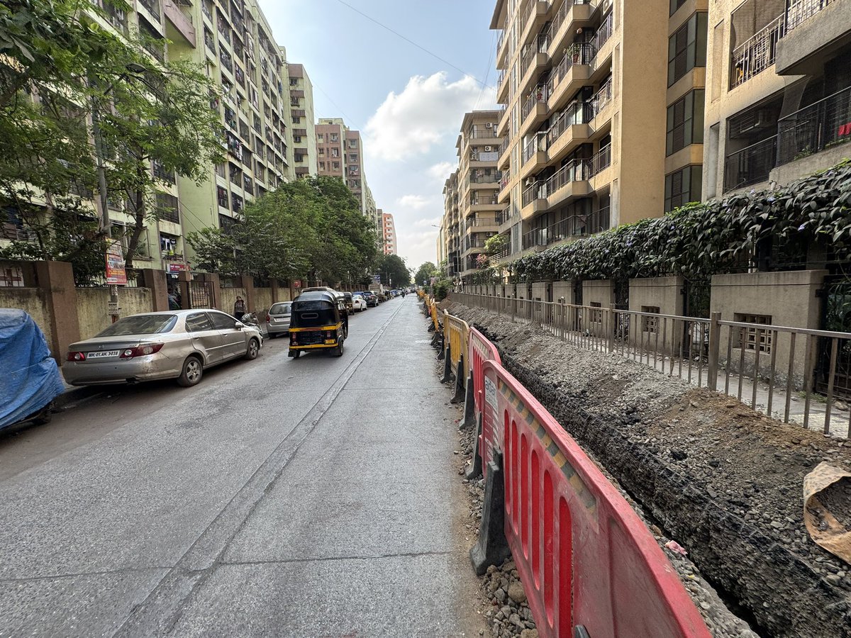 tabrej's tweet photo. Your engineers should do proper planning before digging an important road, especially near a hospital. Please remove parking on the other side to avoid traffic and ensure smooth access until the work is completed @mybmcWardL @mybmc @AshrafAzmiMH @VarshaEGaikwad https://t.co/XQEZ2uoSgs