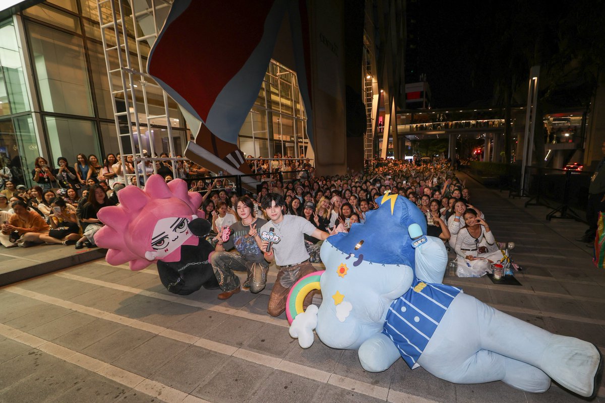 centralwOrld tweet media