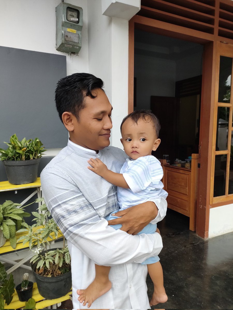 CholisHusna's tweet photo. Sejauh ini, saudara bapak memberi statement bahwa Mas sangat mirip dengan Bapak.
Ya Allah Mas, ternyata mas memang benar Tuhan siapkan untuk Kulo, Abdil dan Ibuk.

Sehat-sehat, rajin-rajin ibadahnya, lancar-lancar rejekinya Mas🥰💖 https://t.co/jbyn3tCeDW