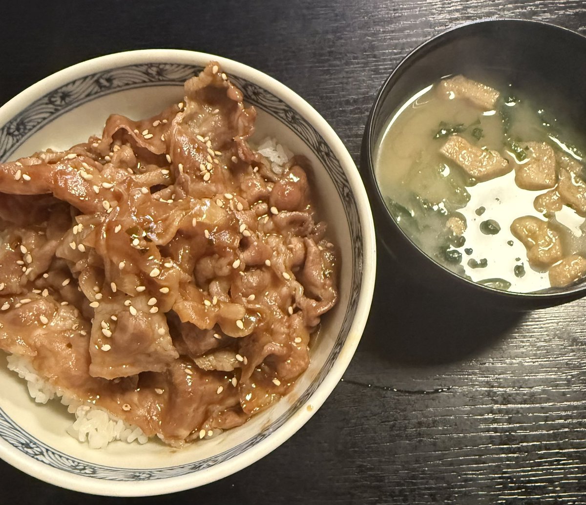 今日の賄いは
豚丼です
丼一杯でお肉は200円少しなので
リーズナブルです
マルマンストアの豚肉は
柔らかくでジューシーです