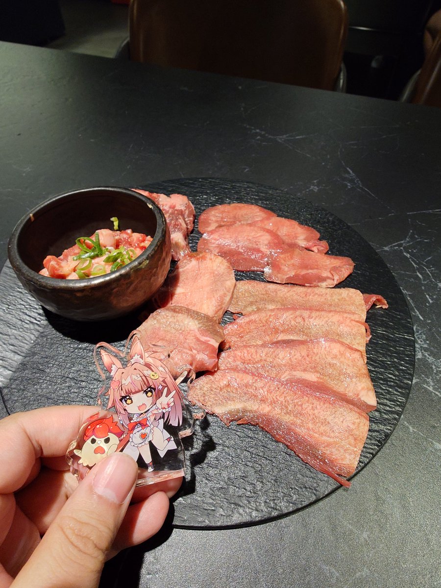 chary330's tweet photo. 「今天我生日之帶著兔姬吃好料」
偶爾當個孤獨的美食家也是不錯的
但有兔姬陪吃，我很滿足🥰
今天來到位於臺南的灼花燒肉
價位篇中高 吃到飽性質
他有滿滿的肉櫃可以任君挑選的
食材上我覺得都蠻不錯的
單人用餐友善
但我這次是帶兔姬一起來所以我用不到（欸
缺點就是在臺南遠了點
#兔姬妳看 https://t.co/BDhlGxiQBy