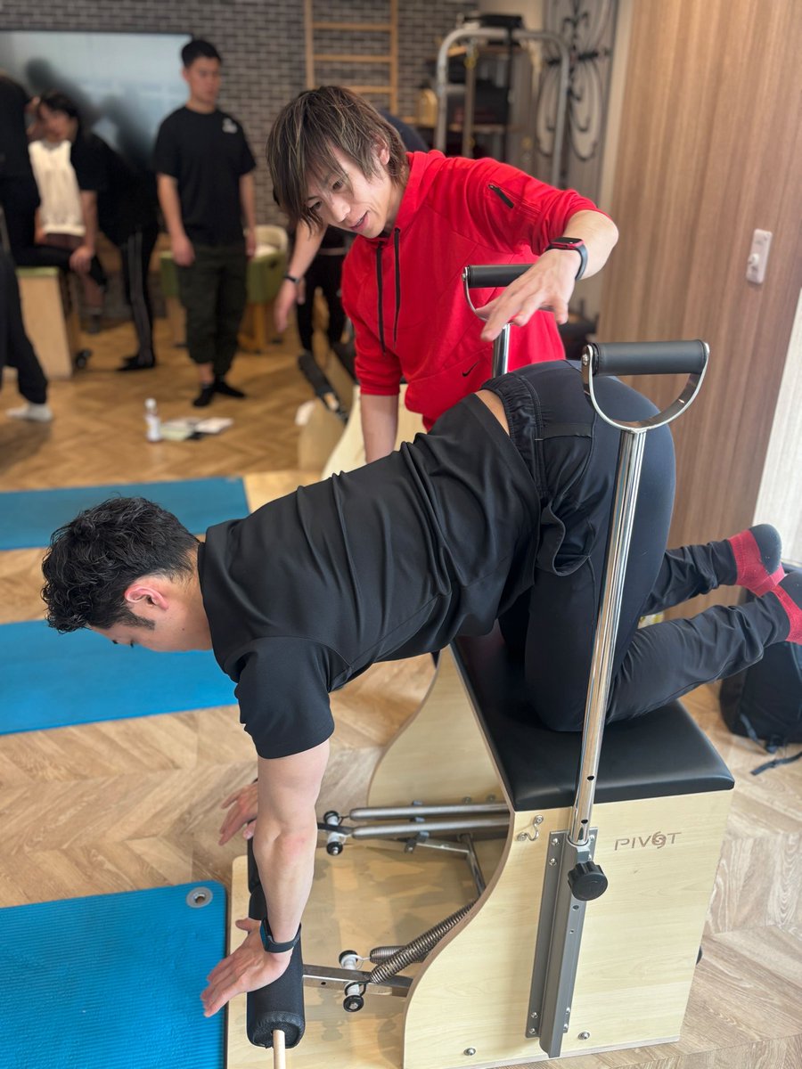 【Pilates Synthesis チェアコースのご報告】

昨日、チェアコースが終了しました。ご参加いただいた皆さま、誠にありがとうございました。

チェアコースでは37種目に及ぶエクササイズの理論的背景、指導法、プログラミングについて学んでいただきました。