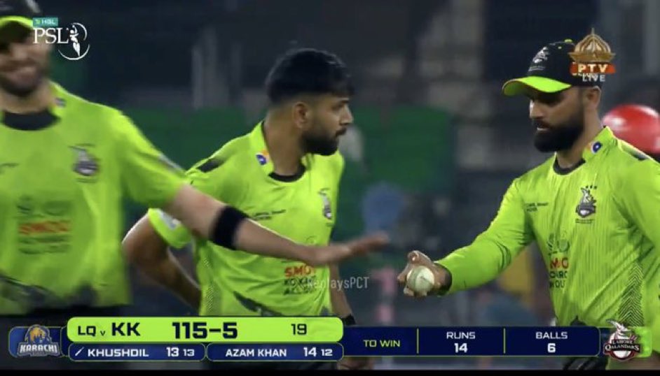HaroonJavaid's tweet photo. 🚨 بال ٹمپرنگ افسوسناک واقعہ ہے ۔۔۔ اس تصویر میں ایک وہ کردار بھی ہے جس نے پاکستانی کئی کرکٹرز سمیت متعدد بزنس مینوں کے پیسے ڈبل کروانے کے چکر میں ڈبوادیئے https://t.co/STS550jCgC