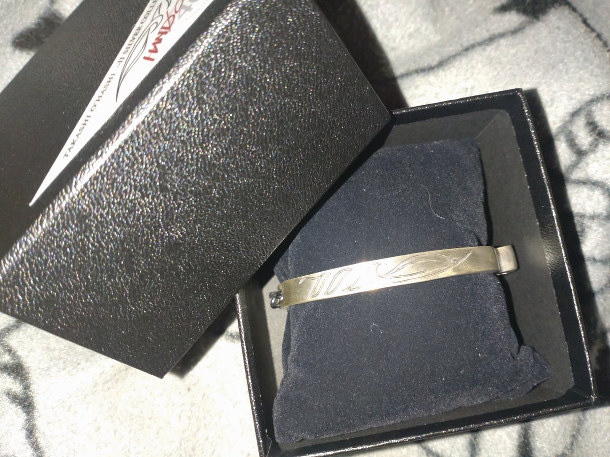 yoneko38's tweet photo. 昨日無事にくりから工房さんからジェイル大橋代官『HAND CUFF BANGLET』が届きましたよ🤟
めちゃめちゃカッコイイ✨✨
やっと夜猫も囚われました🤟
#くりから工房
#ジェイル大橋
#ハンドカフバングレット https://t.co/SArX4ChXy0