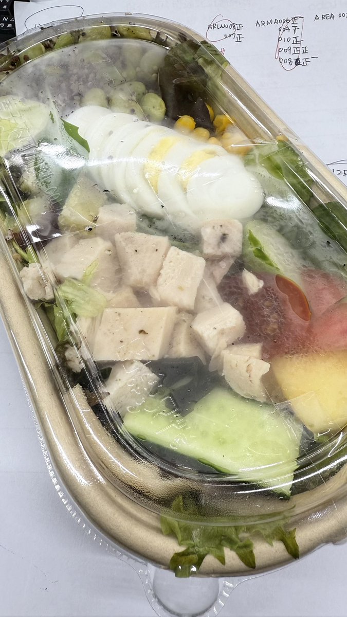 早餐買了兩個三明治跟這個
結果剛剛吃掉另一個明治就飽了(