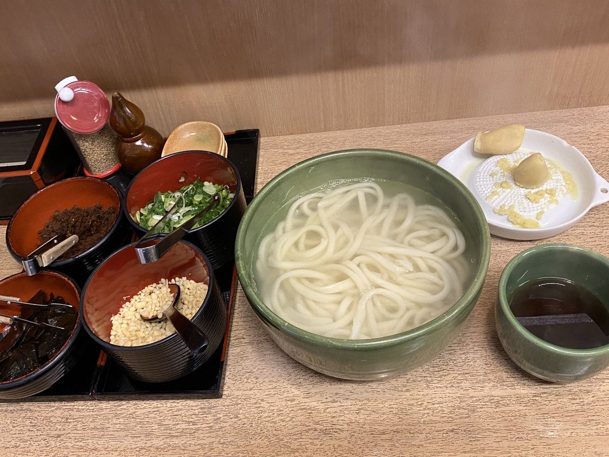長原の桂ちゃんにて釜揚げうどん  たぬき（2玉）太麺で‼︎
大阪うどんの表面の柔らかさと讃岐のコシと歯応えを合わせ持ち、不揃いの麺は色んな食感を楽しめる
