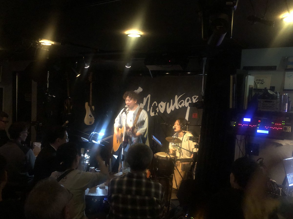 chileokubo's tweet photo. 満員のお客様に迎えられ、まずはトップで匡君。
ギターの一音目からいきなり会場のボルテージは最高潮。
新曲「Late Bloomer」が刺さりまくる。
最後の名曲「ありがとうありったけ」では俺もベースで参加。
幸せオーラに身を委ねたぜー！ https://t.co/AYFevwuPuO