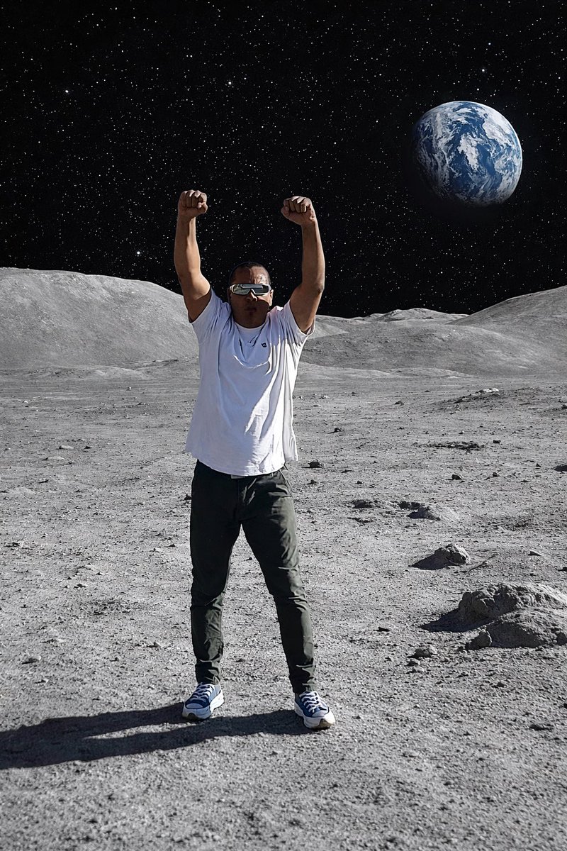 Reunionla2eme's tweet photo. 🟡🚨[Insolite]
L’auteur compositeur réunionnais 🇷🇪Dano aurait été aperçue sur la Lune pour le tournage d’un clip. https://t.co/Rc04vJrLs5