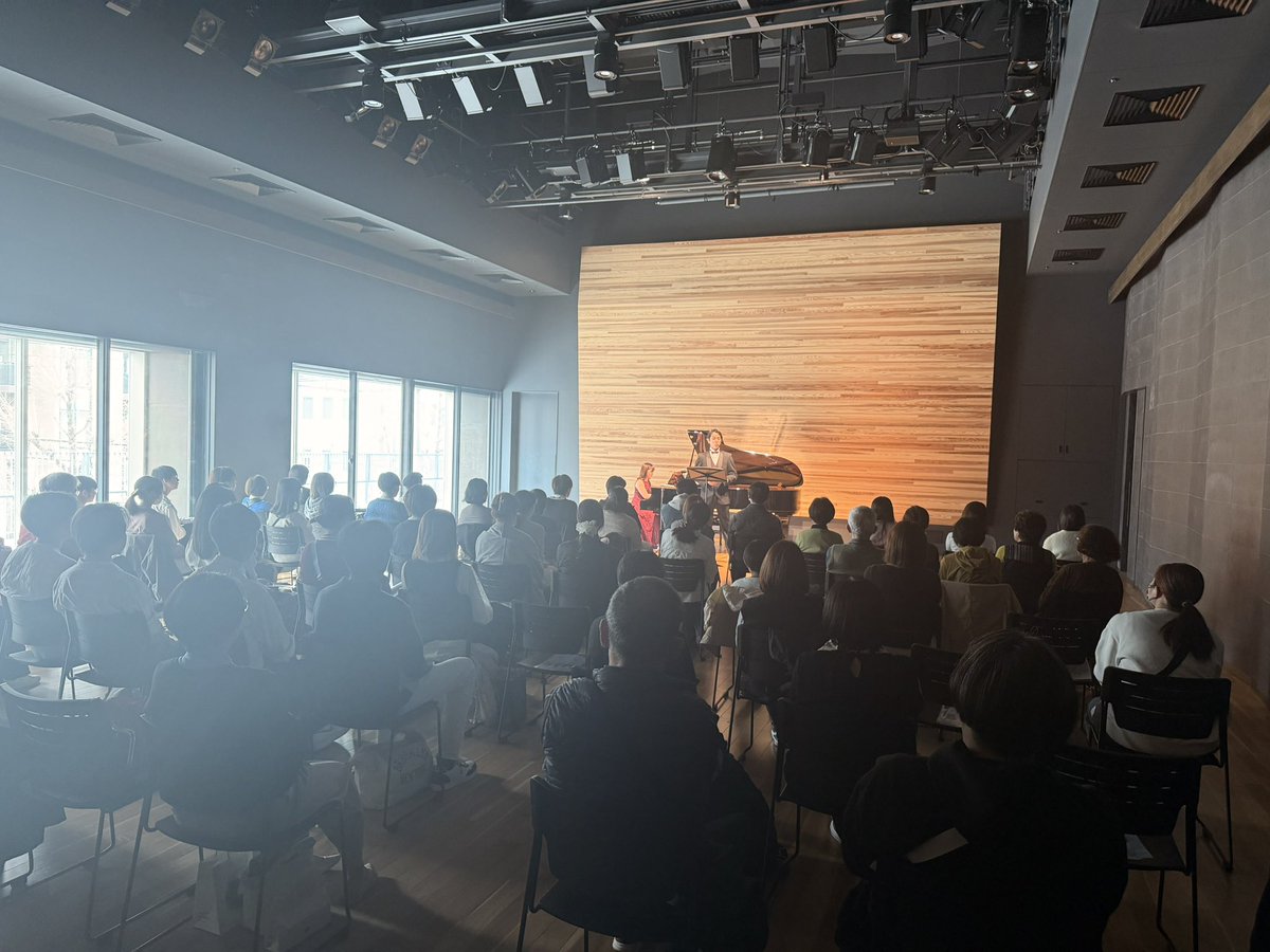 次世代音楽家育成プロジェクト　音楽の芽コンサートVol.02 Spring concert

大変多くのお客様にご来場いただいております。バイオリンにピアノに歌という盛りだくさんのコンサート。素敵な会場で若い力が花咲く瞬間に立ち会えて幸せです🌷