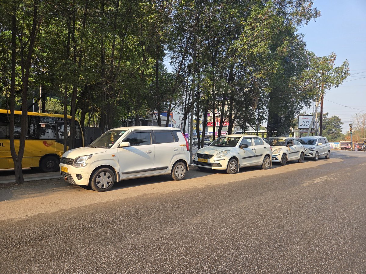 anand6388's tweet photo. @CYBTRAFFIC - Parking on public road continues.Systemic failure &amp; conversion of public places into private parking spots.This is dangerous &amp; failure to control now will result in a huge mess.Which P.S is responsible to manage this?Aparna Neo Mall.Nallagandla. Pic:30/03,8AM https://t.co/PZLBUgJSXT