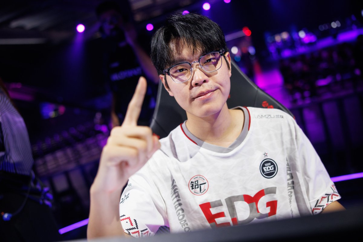 Edg Roster 🇨🇳 cb was rotated out of EDward Gaming's active roster at his own ...