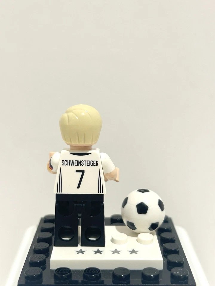 infinitybricks8's tweet image. The heart of the midfield! Bastian Schweinsteiger brings leadership and world-class skill to your LEGO football pitch 🏃‍♂️

#LEGO #LEGOminifigures #LEGOcollection #LEGOcommunity #LEGOaddictAFOL #LEGOreseller #LEGOforsale #Schweinsteiger #LEGODFB #FootballLegends #SoccerMinifigure