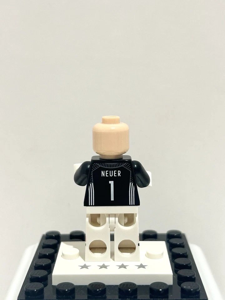 infinitybricks8's tweet image. Nothing gets past the wall! Manuel Neuer is ready to make the impossible save and keep a clean sheet for the team🧤

#LEGO #LEGOminifigures #LEGOcollection #LEGOcommunity #LEGOaddictAFOL #LEGOreseller #LEGOforsale #ManuelNeuer #LEGOManualNeuer #Goalkeeper #DFBMinifigures