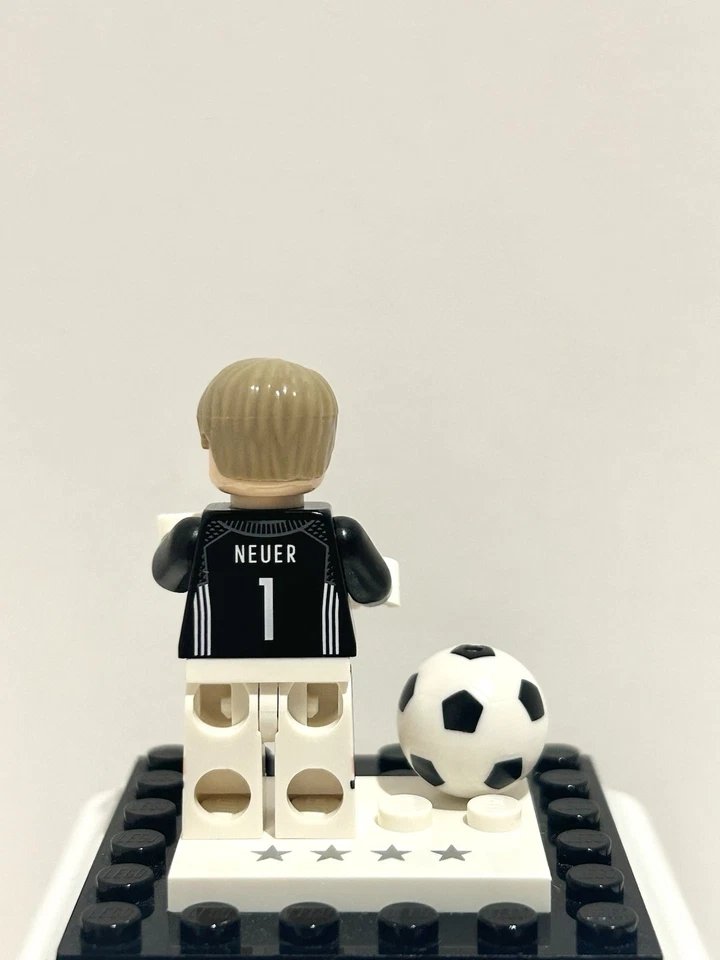 infinitybricks8's tweet image. Nothing gets past the wall! Manuel Neuer is ready to make the impossible save and keep a clean sheet for the team🧤

#LEGO #LEGOminifigures #LEGOcollection #LEGOcommunity #LEGOaddictAFOL #LEGOreseller #LEGOforsale #ManuelNeuer #LEGOManualNeuer #Goalkeeper #DFBMinifigures