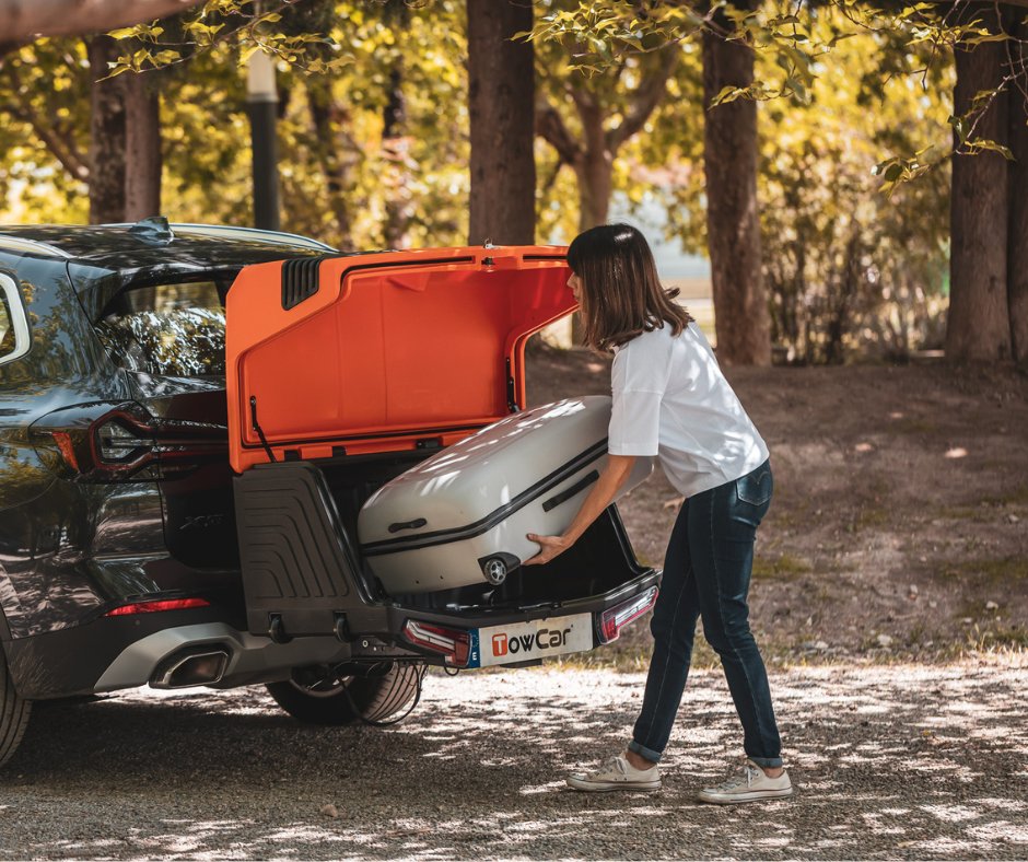 TowCar_'s tweet photo. Los pequeños detalles marcan la diferencia y TowBox V3 los tiene todos: ruedas tipo trolley, cerradura, sistema abatible, pilotos LED, 400 litros de capacidad y 5 colores esta primavera.  Más cómodo y silencioso y con menos consumo que un cofre de techo.
 #towbox #enganchesaragon https://t.co/dM8Zosbd4i