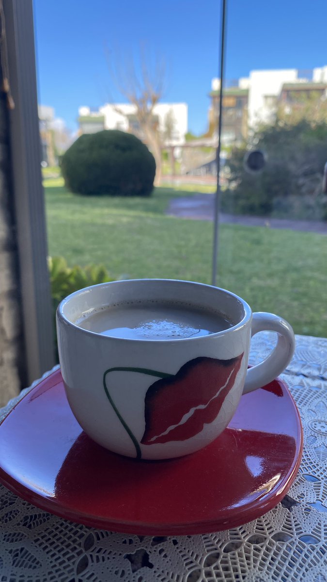 berfulife's tweet image. Sütlü nescafe ile başlıyorum bugün. Hepimize afiyet olsun..😉☕️🥧🧘‍♀️ #coffeetime #kahveseverler #gümüşlük