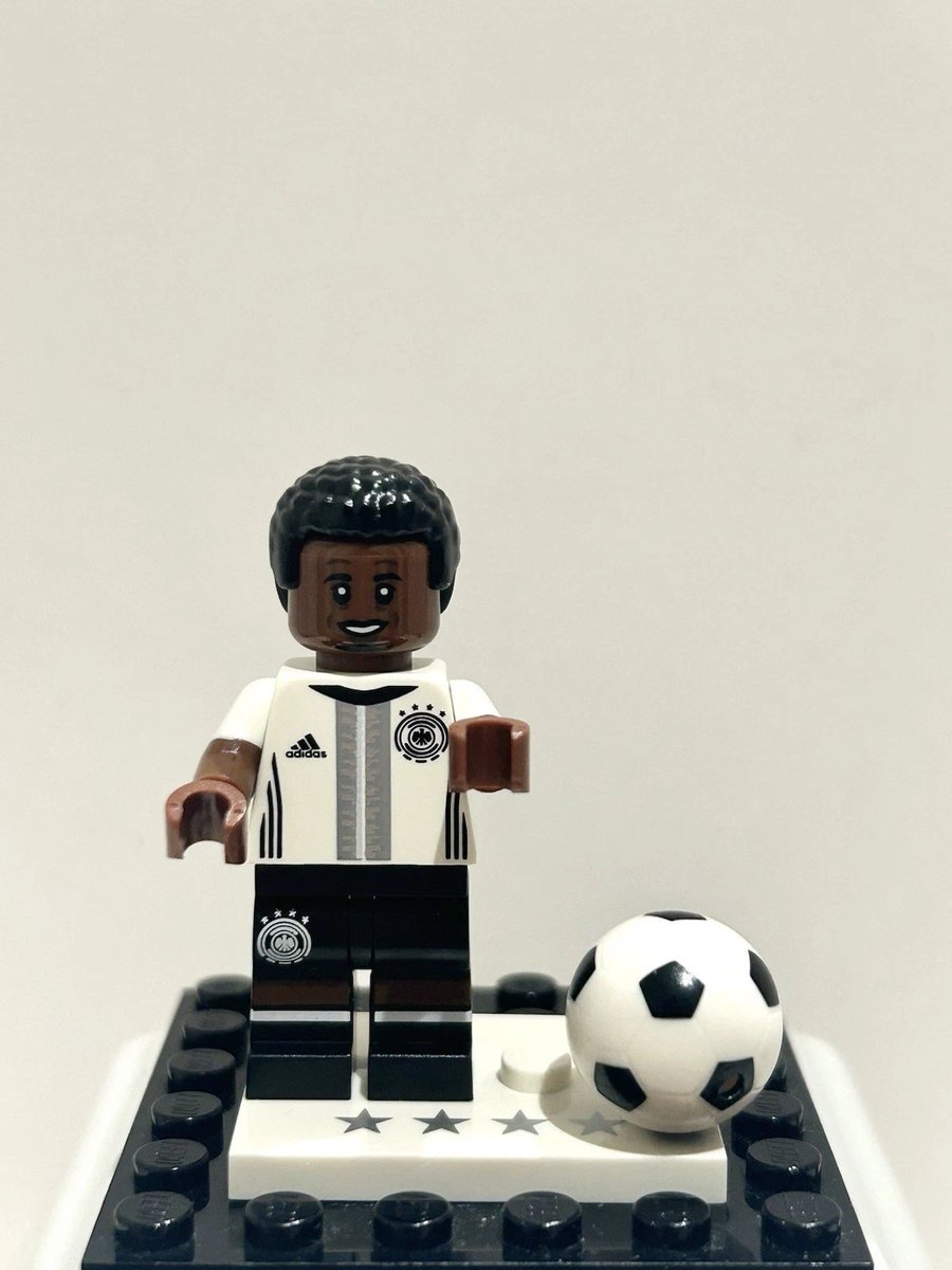 infinitybricks8's tweet image. Solid as a rock in the backline. Jerome Boateng is here to shut down any attack and secure the win 🧱

#LEGO #LEGOminifigures #LEGOcollection #LEGOcommunity #LEGOaddictAFOL #LEGOreseller #LEGOforsale #JeromeBoateng #LEGOSoccer #DFBTeam #FootballCollector